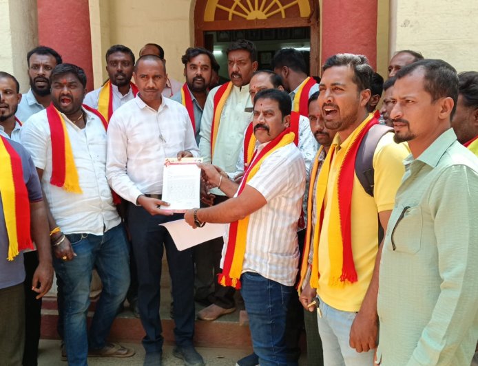 ಭೂಪರಿವರ್ತನೆಯಾಗದೆ ಇ -ಖಾತೆ ಮಾಡಿರುವ ಮಾಲೂರು ನಗರ ಸಭೆ ಅಧಿಕಾರಿಗಳು...!!?  ಕಾನೂನು ಕ್ರಮಕೈ ಗೊಳ್ಳುವಂತೆ ಒತ್ತಾಯಿಸಿ ಕರ್ನಾಟಕ ರಕ್ಷಣಾ ವೇದಿಕೆ ಧರಣಿ