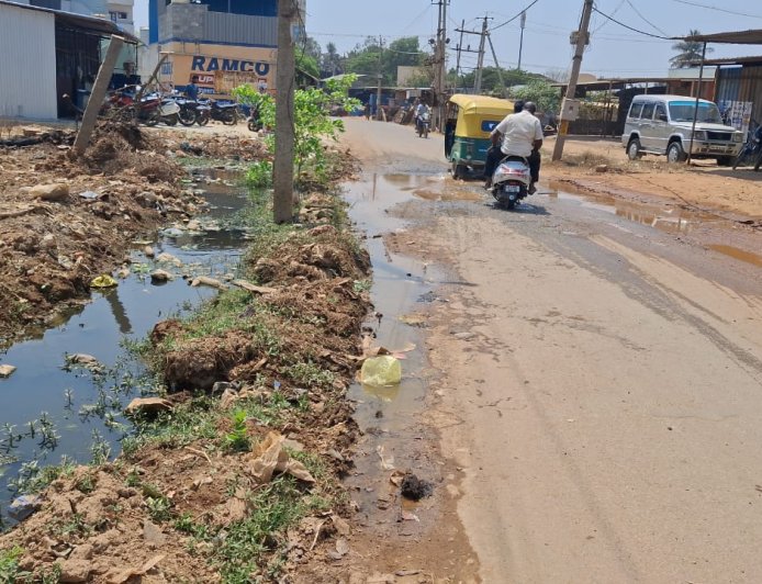 ಮಾಲೂರು ಮುಖ್ಯರಸ್ತೆಯಲ್ಲಿ ತುಂಬಿ ಹರಿಯುತಿರುವ ಚರಂಡಿ ಕೊಳಚೆ ನೀರು ಸಾರ್ವಜನಿಕರ ಓಡಾಟಕ್ಕೆ ತುಂಬ ತೊoದರೆ