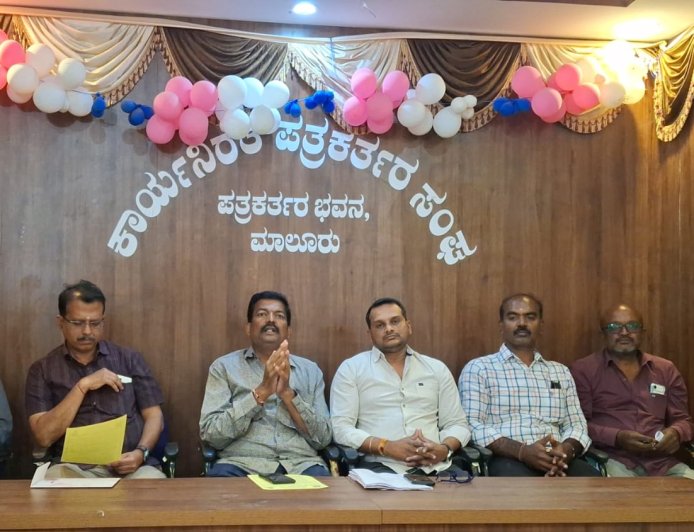 ಮಾಲೂರು ನಗರದಲ್ಲಿ ಪ್ಲೈ ಓವರ್ ಕಾಮಗಾರಿ ನಿಲ್ಲಿಸಿ ರಿಂಗ್ ರೋಡ್ ಮಾಡಿ ಜನ ಜಾಗೃತಿ ಕಾರ್ಯಕ್ರಮ ಮಾಜಿ ಪುರಸಭಾ ಸದಸ್ಯ ಆಲೂಗಡ್ಡೆ ಮಂಜುನಾಥ್