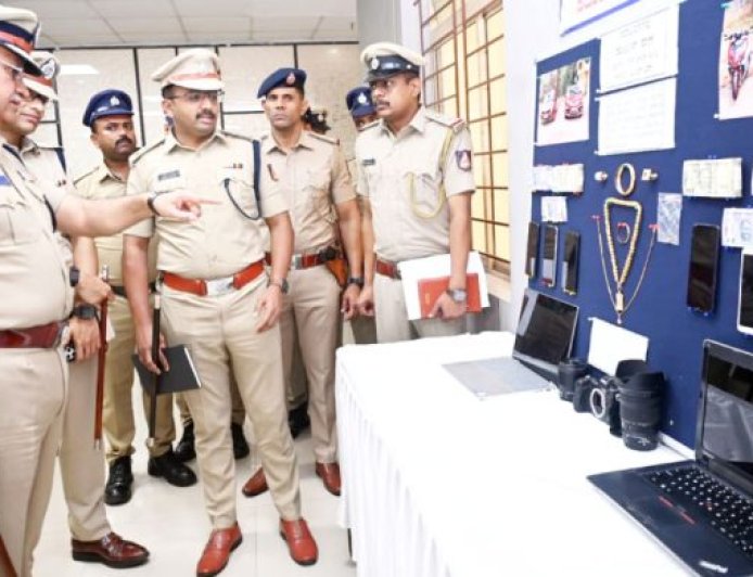 ಬುರ್ಖಾ ಹಾಕಿಕೊಂಡು ಕಂಪ್ಯೂಟರ್‌ ಅಂಗಡಿ ಕಳ್ಳತನ ಅಪ್ಪ , ಮಗನ ಬಂಧನ 35 ಲಕ್ಷ ಮೌಲ್ಯದ ಬೆಳ್ಳಿ ,24.60 ಲಕ್ಷ ಮೌಲ್ಯದ ಮಾಲು ವಶ