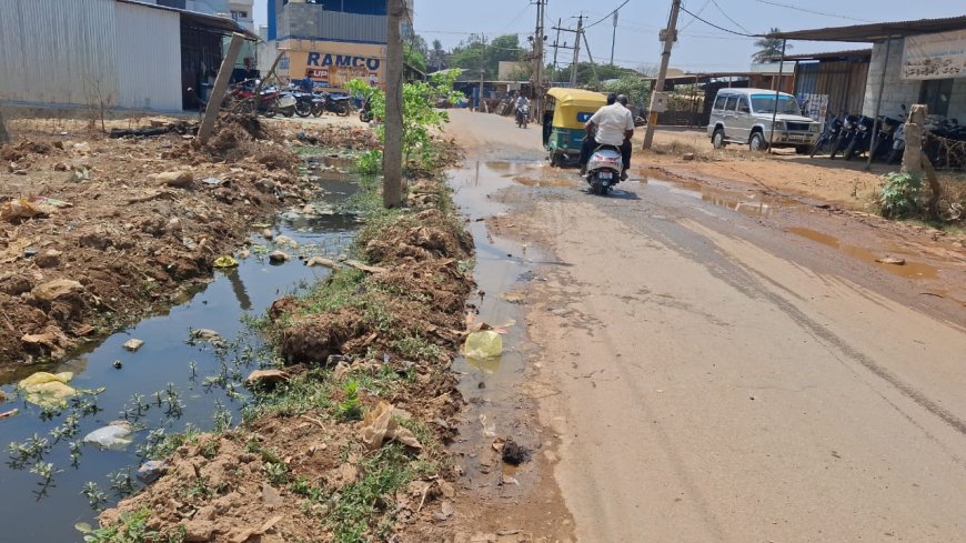 ಮಾಲೂರು ಮುಖ್ಯರಸ್ತೆಯಲ್ಲಿ ತುಂಬಿ ಹರಿಯುತಿರುವ ಚರಂಡಿ ಕೊಳಚೆ ನೀರು ಸಾರ್ವಜನಿಕರ ಓಡಾಟಕ್ಕೆ ತುಂಬ ತೊoದರೆ