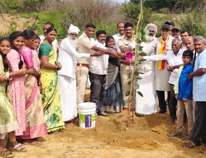 ನಾವು ಗಿಡಮರಗಳೊಂದಿಗೆ ಬದುಕಬೇಕೆ ಹೊರತು ವೈಯಕ್ತಿಕ ಆಸ್ತಿ ಆಭರಣಗಳೊಂದಿಗಲ್ಲ  -   ಟಿ ವೈ ಜನಗೇರಿ